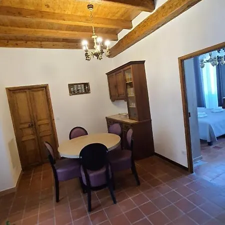 L'escale בוניפסיו